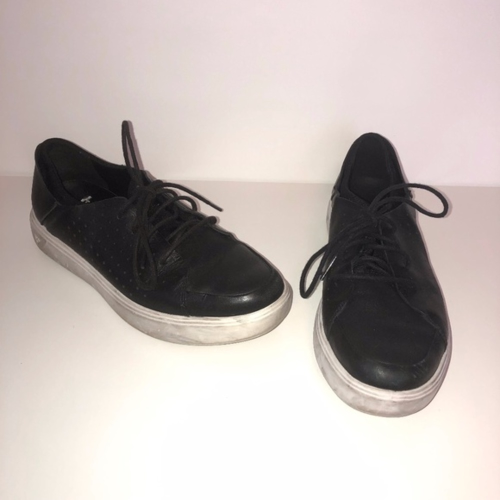 Under Armor Black & White Sneakers Shoes size 8.5